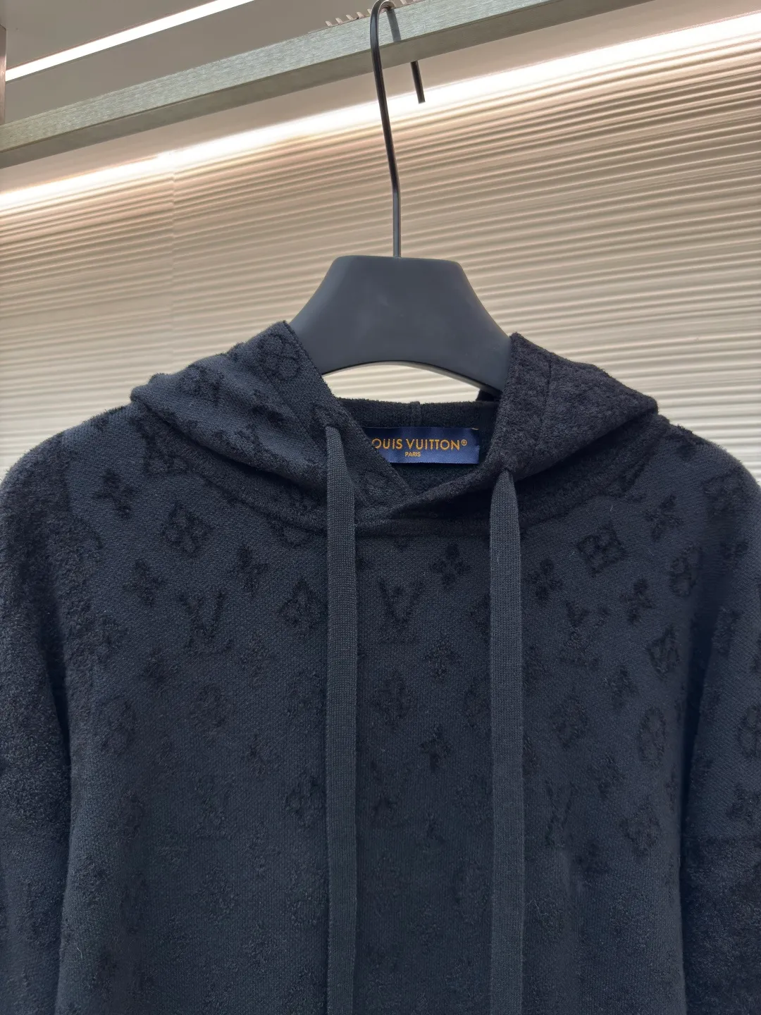 LOUIS VUITTON Jacquard hooded long-sleeved sweatshirt ●Authentic product: Purchased and developed for 14999 ●Item number: 1680357-B10 ●Material: fine cotton yarn fabric ●Technology: jacquard production ●Version: fitted version ●Weight: about 925 grams ●Size: S-M-L-XL ●Description: 40 counts of high-quality fine cotton yarn and 18 counts of rayon centipede loose yarn. Using a Japanese imported machine (Muratec) 14 knitting machine, wool jacquard. Washed wool, customized 1:1 trademark, loose fit. , the color is consistent without color difference. It can be matched with the same style to create a fashionable look, and can be used in various occasions. Customized accessories, complete with three standards, same style for men and women!